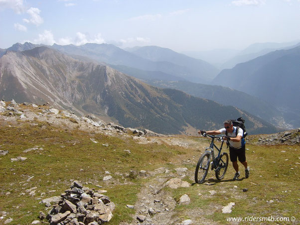 un traverso poco invitante ci indica la cima del Ciantiplagna....abbandoniamo la strada bianca  e iniziamo a spingere per 120 metri di dislivello 