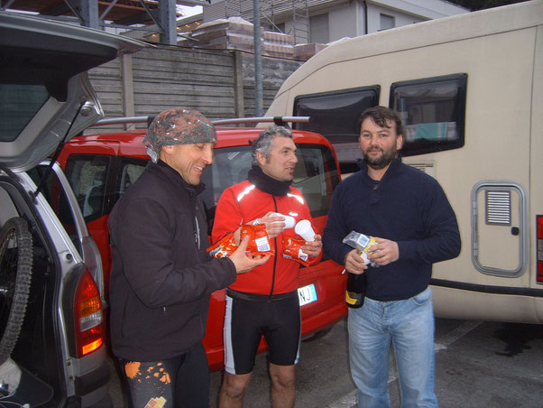 a fine giro un local  di nome Michele vedendoci straziati ed affamati propone un prosecco e patatine, e noi, visto che da molto tempo non ne facevamo uso decidiamo di integrare i sali minerali persi..... vita lunga anche a Michele!! 