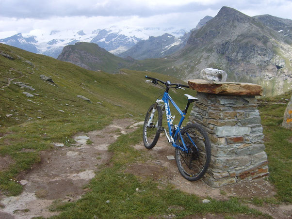 stremati raggiungiamo il colle di Palasinaz....c'è un fortissimo vento e fa freddo ma essere qui è un privilegio....lo sguardo cade sui ghiaccciai del Cervino e parte della catena del Monte Rosa 