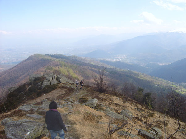 da qui il panorama è a 360° su tutta la pianura Pinerolese -Torinese e Cuneese, ci prepariamo per affrontare più di mille metri di dislivello negativo 