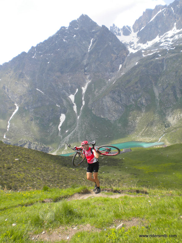  dall'Alpe di Cigniana  di pedalare non se ne parla .....per raggiungere la finestra  omonima si spalla per circa 15 minuti......qui termina la prima parte di ascesa, sin ora sono 1700 m.!!