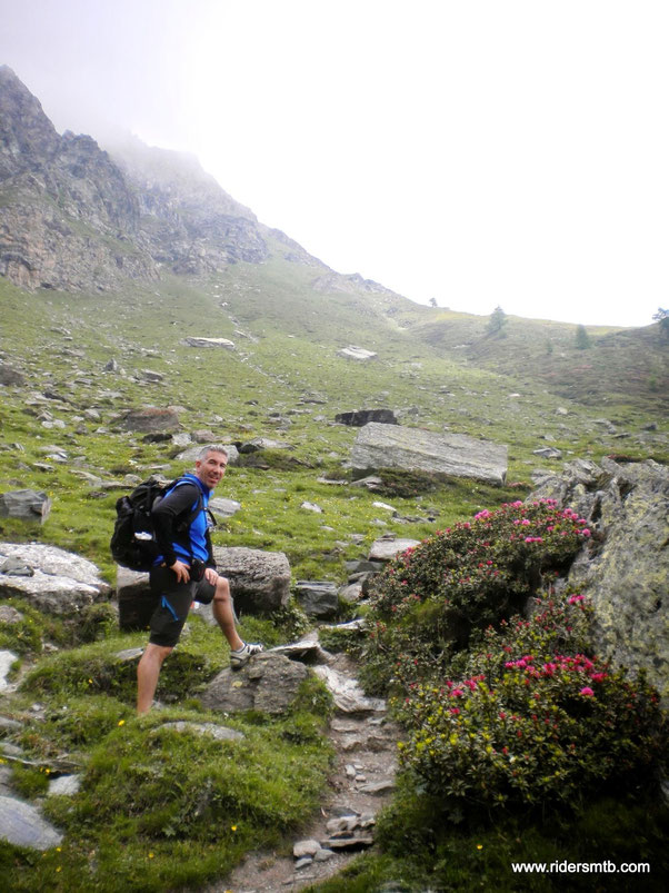 la perlustrazione odierna prevede l'ascesa al lago Laus....si sale a piedi per studiare la fattibilità -in futuro- con la MTB 