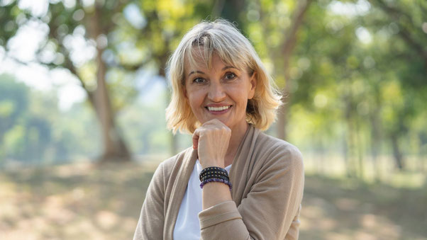 Reife Frau lächelt ruhig in die Kamera – Symbol für authentische und selbstbewusste Führung