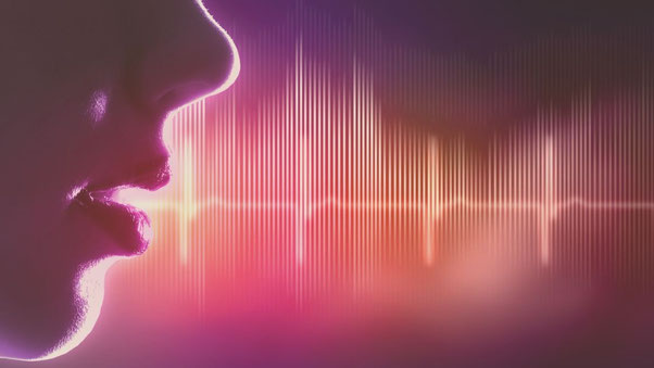 Nahaufnahme eines Mundes, der zu sprechen scheint, vor einem Hintergrund aus leuchtenden Klangwellen in Violett- und Orangetönen. Die Visualisierung symbolisiert die Frequenz der Wahrheit und die energetische Wirkung von Worten und Stimme