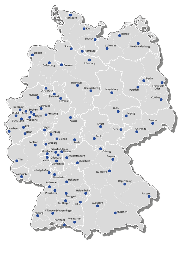 Graue Deutschlandkarte mit blauen Punkten für die Orte (mit Ortsnamen), an denen ein IHK-Standort existiert.