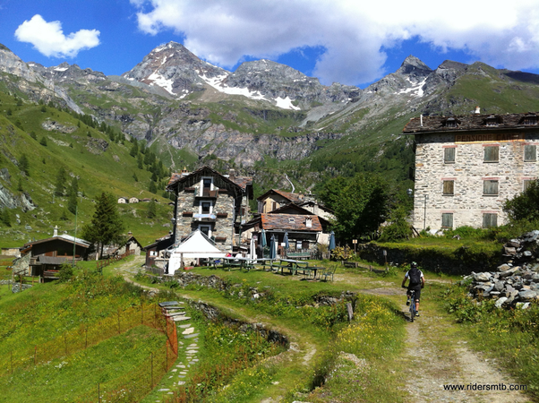 ecco la perla della Alpi...CHENEIL quattro case incassonate in  ambiente spettacolare