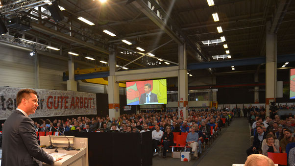 Komponentenvorstand Thomas Schmall würdigte auf der Betriebsversammlung die Leistung der Braunschweiger Mitarbeiterinnen und Mitarbeiter.