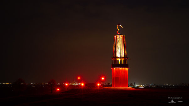 Das Geleucht (Grubenlampe) auf der Halde Rheinpreussen in Moers im Ruhrgebiet beleuchtet bei Nacht (Haldenkult im Ruhrgebiet)