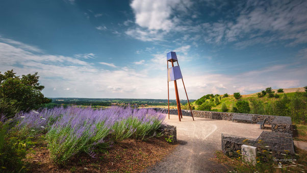 Blauer Leuchtturm und Adener Höhe auf der Halde Großes Holz in Bergkamen im Ruhrgebiet