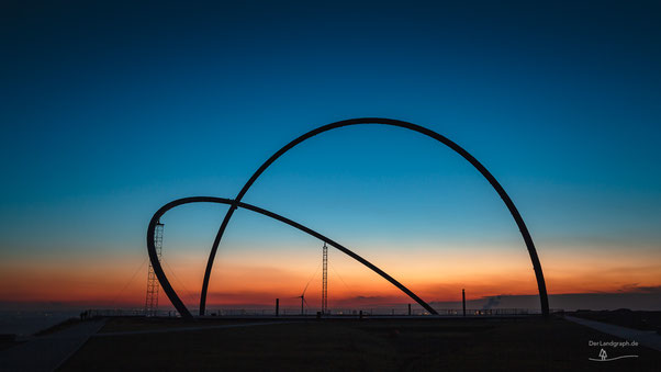 Das Horizont Observatorium auf der Halde Hoheward in Herten im Ruhrgebiet bei Sonnenuntergang (Haldenkult im Ruhrgebiet)
