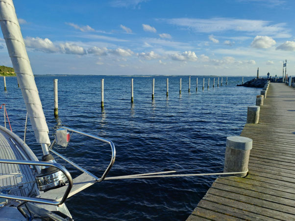 Welcher Versicherer bietet eine günstige Charter Rücktrittsversicherung und Charter Reiseabbruchversicherung plus Rundumschutz für den weltweiten Yachtcharter an. Die HanseMerkur Reiseversicherung bietet Charterversicherungen. Alle Fragen, Antworten hier 
