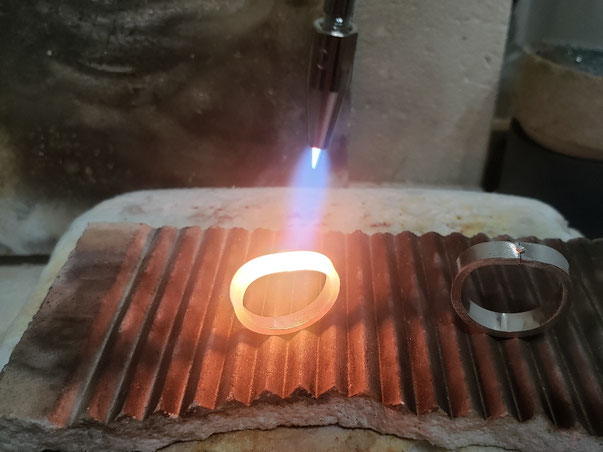 熱海で手作り結婚指輪を作る様子・指輪のロー付け