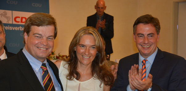 Enak Ferlemann und Ehefrau Elke freuen sich gemeinsam mit David McAllister über das gute Wahlergebnis (Foto Stader TB v. 25.8.16)