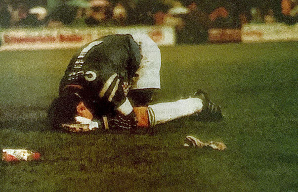 Nein, da simulierte ich nicht. Getroffen von Pet-Flaschen sank ich nieder. Es hätte auch schlimmer kommen können.