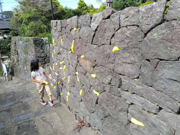 山本さんの作品を手伝うお子さん。「colostrum（初乳）」Art Seeds Hirado 2021  ―平戸×オランダ 海を越えた芸術祭―アーティストインレジデンス（平戸・長崎）（2021年）