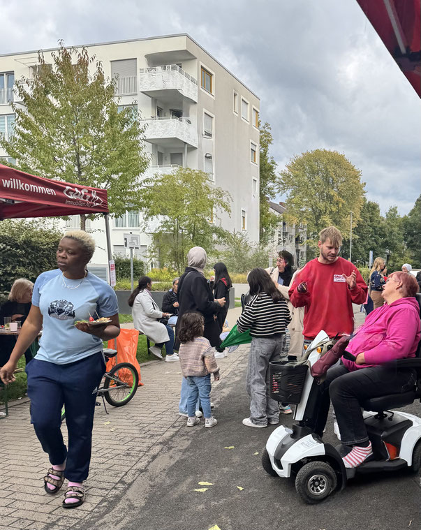 Zeit für Gespräche beim Straßenfest in der Steubenstraße am Rochusplatz