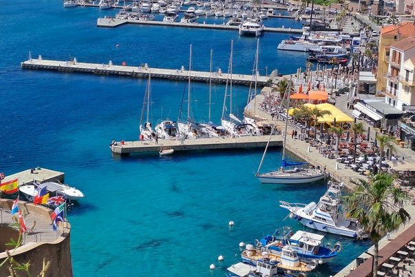 Bateau amarré au port de Calvi vu depuis la citadelle de Calvi en Corse
