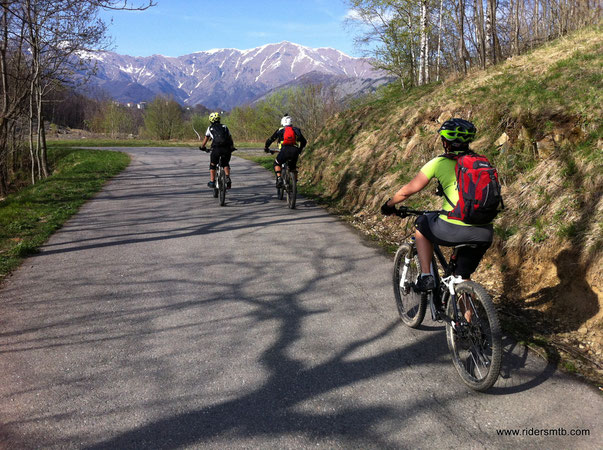 purtroppo sbuchiamo in asfalto e lo percorriamo per qualche km....fortuna vuole che casualmente incontriamo Elisabetta -compagna di alcune escursioni- che ci dirotta verso CHIAVES