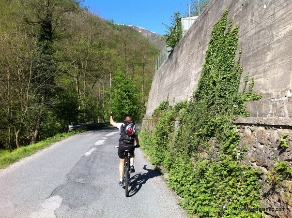 approfittiamo della splendida giornata per una gita All Mountain ... Tony incita la pedalata!