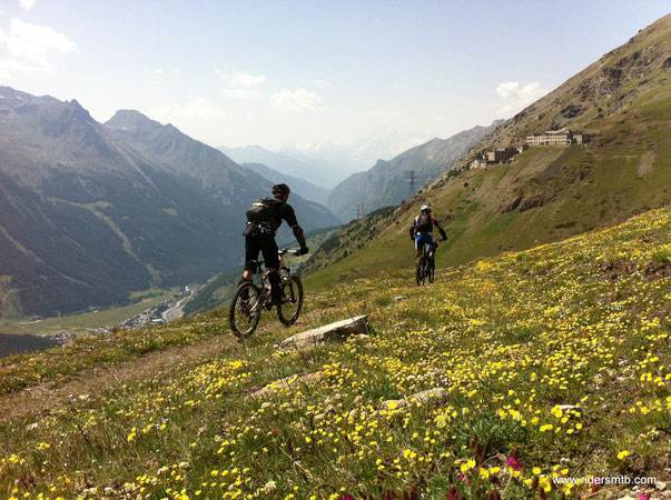 ecco la miniera ...struttura deturpante ed abbandonata, facciamo finta che non esiste.......... intorno il panorama è stupendo....in lontananza si intravede anche il Monte Bianco 