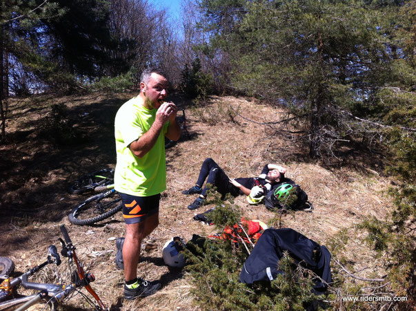 dopo appena due minuti arriviamo su di una innocua radura che segna la fine della fatica, sconsigliamo quindi di arrivare sin qui anche perchè più avanti non si può andare a meno che non vogliate ravanare nel bosco come abbiamo fatto noi!!!