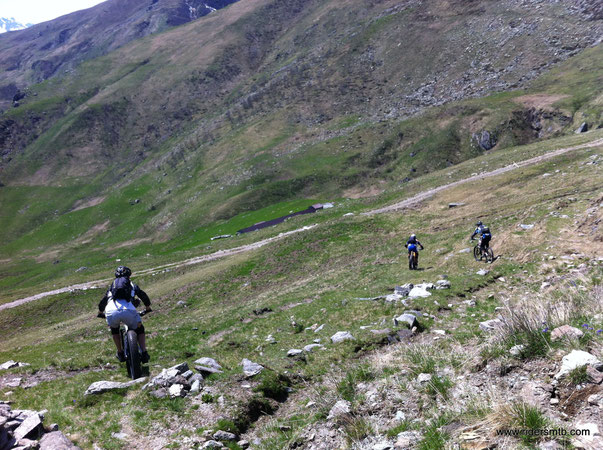 tagliamo per pratoni e puntiamo l'alpeggio sottostante