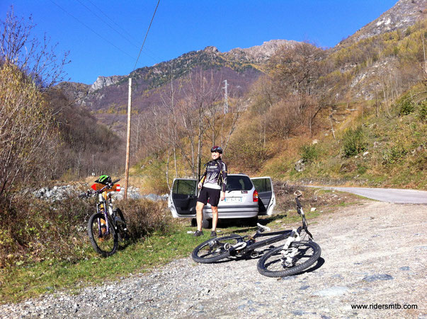 parcheggiamo proprio dove finisce il sentiero dell'Autagna.....il meteo è azzeccato per questo giro d'altura fuori stagione