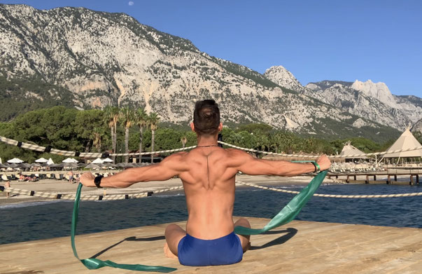 Personal Trainer in Köln - Salih Sara in Live-Sessions online aus traumhaften Gegenden