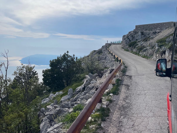 Hinter der Kurve taucht der Biokovo Skywalk auf 