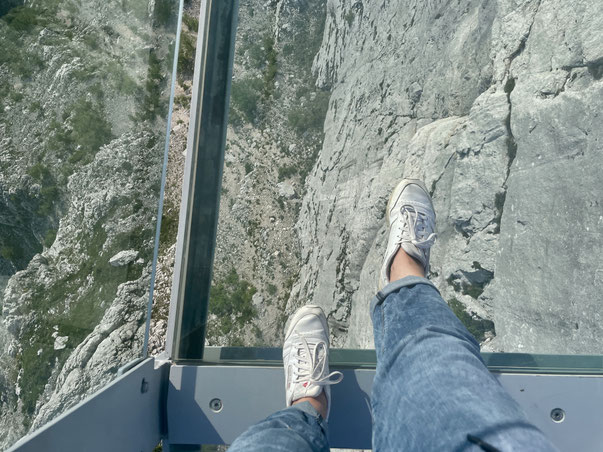 Auf Glas über den Abgrund gehen