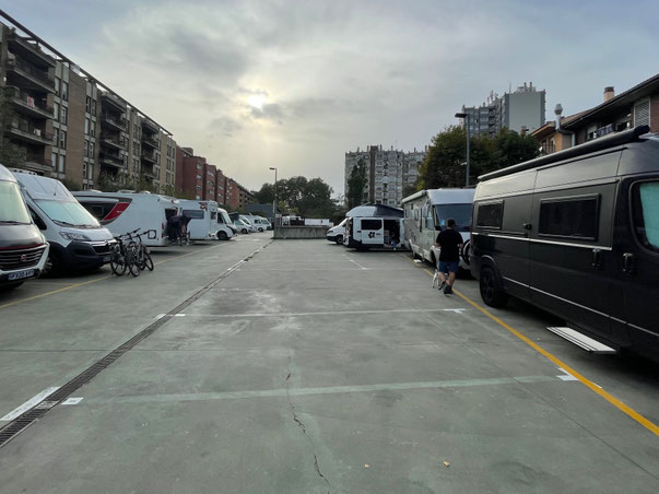 Wohnmobilstellplatz mitten in Girona - nicht schön, aber superpraktisch und sicher 