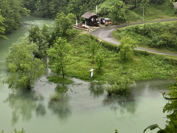 Blick vom Stellplatz in Rastoke auf den überlaufenden Fluss Slunjčica 