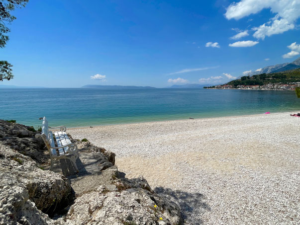 Verschnörkelte Bank auf einem Felsen am Strand 