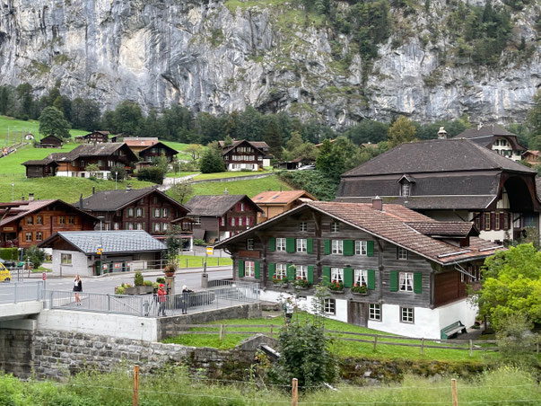 Von hier die beste Perspektive auf Kirche, Fluss und Wasserfall - das Talmuseum in Laiuterbrunnen