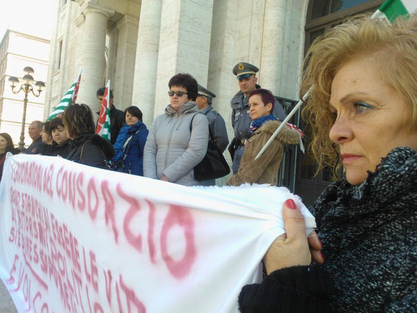 Frosinone. Dipendenti del consorzio protestano sotto il palazzo della provincia in piazza Gramsci. (foto fr web)