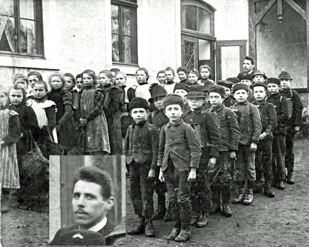 Die Schule in Frielinghausen, vermutlich um 1910. Der Lehrer Johannes Reinartz mit  seinen Schülern, streng nach Geschlechtern getrennt. Der Lehrer hatte den  Spitznamen „Borthennes“ = Bart-Hannes.