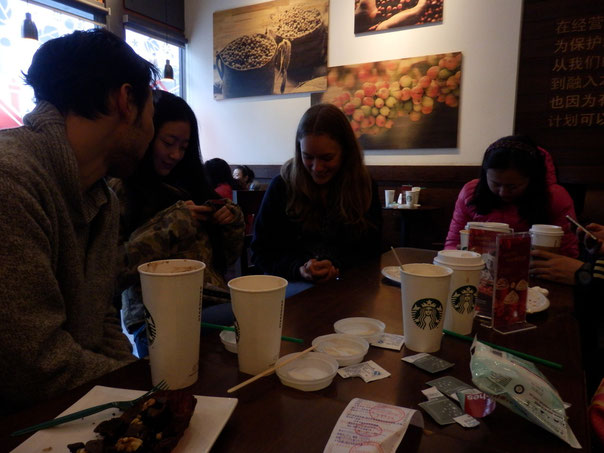 mit Paula, Ben und unserer Chinesisch Lehrerin im Starbucks