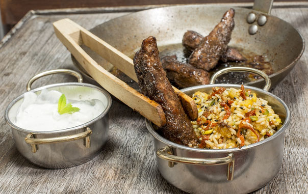 Kross gebratene Lammfilets in Zitronenpfeffer an Tastzikekcreme und mit Kokosreis