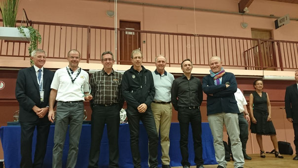 Noch immer gutgelauntes Team bei der Preisüberreichung
