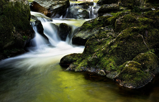 Fluss mit Wasserfall und Felsen