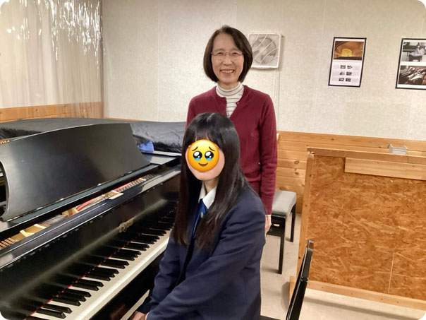 【写真】高校音楽科・音大受験ピアノレッスンコースの生徒さんと先生｜音楽教室スタジアス