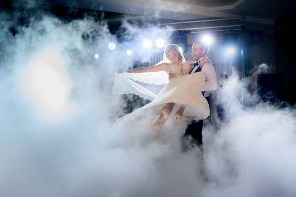 Mariée comme en lévitation dans un nuage de fumée dans un mariage à Toulouse