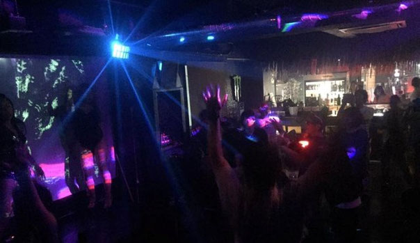 DJ Takas-Heroが新松戸の「BOKEYA」でDJをしている場面