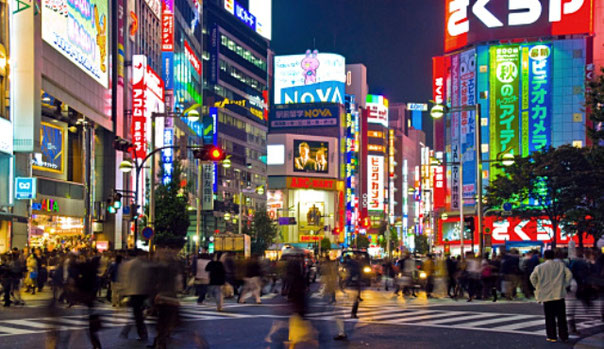 夜の新宿の交差点風景