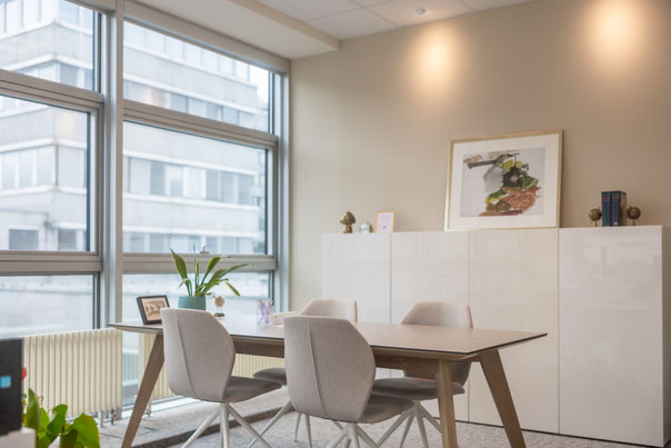 Büroräumlichkeit in der Kanzlei mit Tisch und Sesseln, Kommode im Hintergrund