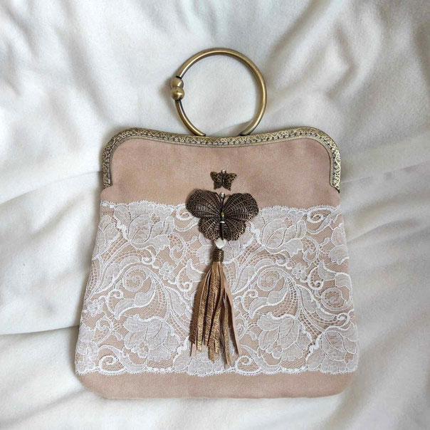 Sac à main pochette fermoir suédine sable rétro dentelle de roses blanches mariage grand papillon fait main l' Arche de Jessica