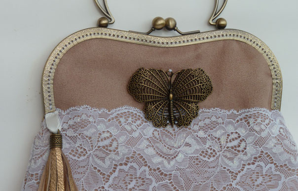 Sac à main pochette fermoir suédine sable rétro dentelle de roses blanches mariage grand papillon fait main l' Arche de Jessica