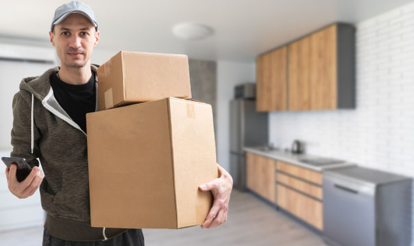 Möbelpacker mit Mobiltelefon. Diskretion, und freundlicer Service ist uns sehr wichtig. 