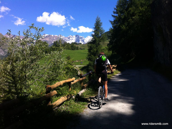 prendiamo fiato lungo i 5 km di poderale in direzione CHAMOIS