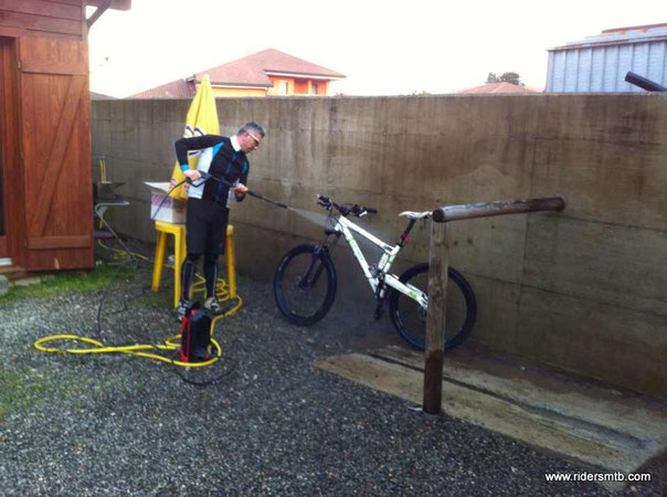 L'acqua toglie il fango dalla bici...